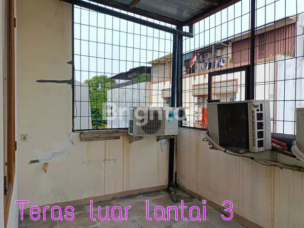 image RUMAH RAPI 3,5 LANTAI DI LOKASI STRATEGIS DI TANJUNG DUREN JAKARTA BARAT (5)