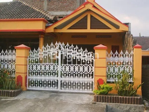 RUMAH DI PINGGIR JALAN UTAMA