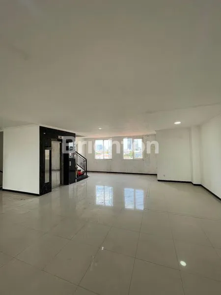 image READY GEDUNG DENGAN LIFT TERPISAH DI RAYA DARMO PERMAI SURABAYA BARAT JAWA TIMUR. SELANGKAH HR MUHAMMAD MAYJEN SUNGKONO. COCOK UNTUK PERKANTORAN, FLORIST, STUDIO FOTO (4)