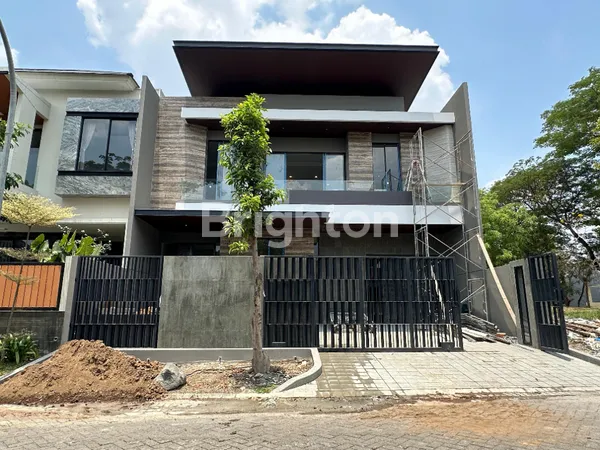 image RUMAH BARU MINIMALIS SPLIT LEVEL DI AREA GOLF CITRALAND DEKAT UC, GRAHA DAN PAKUWON (1)