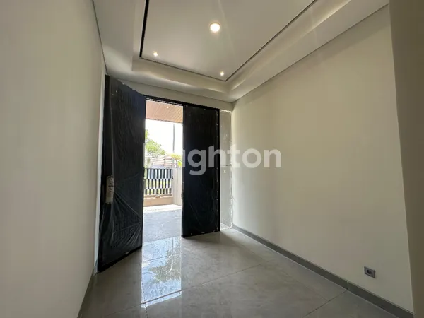 image RUMAH BARU MINIMALIS SPLIT LEVEL DI AREA GOLF CITRALAND DEKAT UC, GRAHA DAN PAKUWON (2)