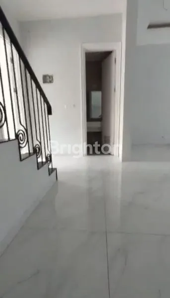 image RUMAH BAGUS DESAIN MODERN 3 LANTAI CLUSTER WINONA ALAM SUTERA  (5)