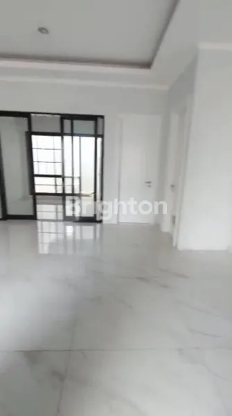 image RUMAH BAGUS DESAIN MODERN 3 LANTAI CLUSTER WINONA ALAM SUTERA  (2)