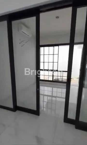 image RUMAH BAGUS DESAIN MODERN 3 LANTAI CLUSTER WINONA ALAM SUTERA  (3)