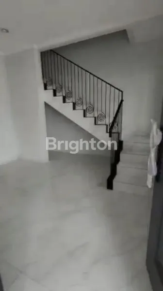 image RUMAH BAGUS DESAIN MODERN 3 LANTAI CLUSTER WINONA ALAM SUTERA  (4)