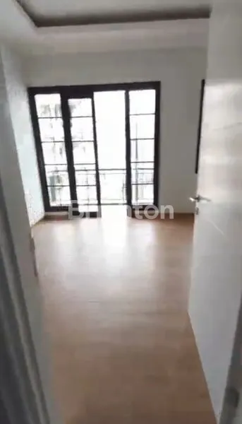 image RUMAH BAGUS DESAIN MODERN 3 LANTAI CLUSTER WINONA ALAM SUTERA  (8)