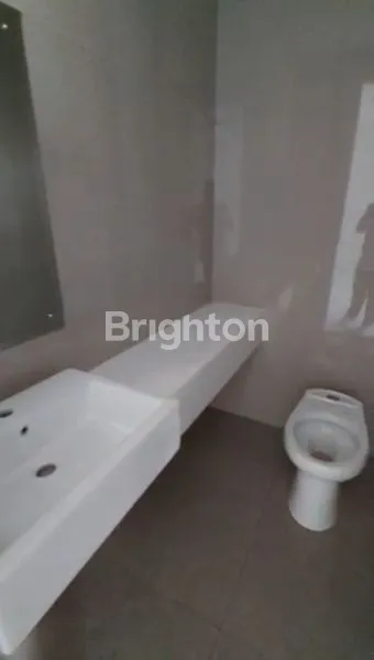 image RUMAH BAGUS DESAIN MODERN 3 LANTAI CLUSTER WINONA ALAM SUTERA  (6)