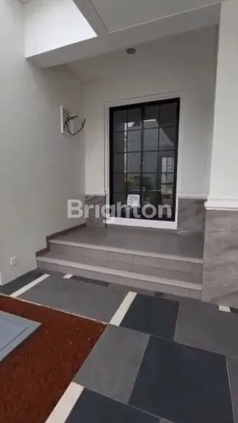 image RUMAH BAGUS DESAIN MODERN 3 LANTAI CLUSTER WINONA ALAM SUTERA  (1)