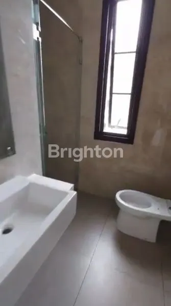 image RUMAH BAGUS DESAIN MODERN 3 LANTAI CLUSTER WINONA ALAM SUTERA  (7)