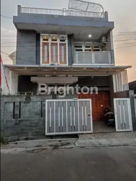 image RUMAH 2 LANTAI CANTIK SIAP HUNI (1)