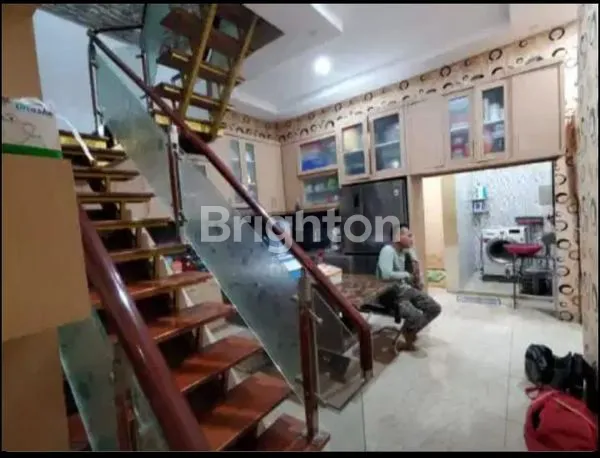 image RUMAH 2 LANTAI CANTIK SIAP HUNI (8)