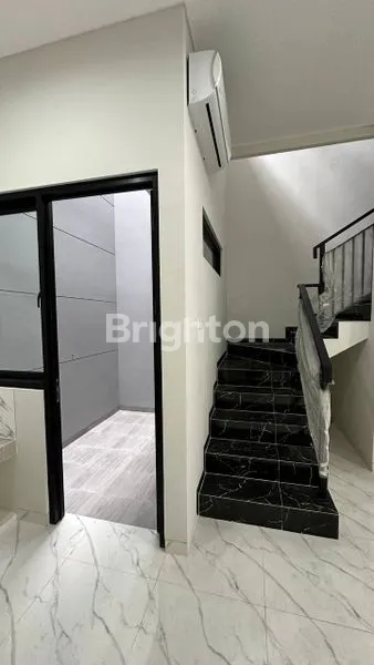 image RUMAH BARU AREA MERR MEDOKAN ASRI LUAS 70 CUMA 1.5M ROW 2.5 MOBIL DALAM KOMPLEK ONE GATE, HADAP SELATAN DEKAT UPN, RUNGKUT, GUNUNG ANYAR, PANDUGO (4)