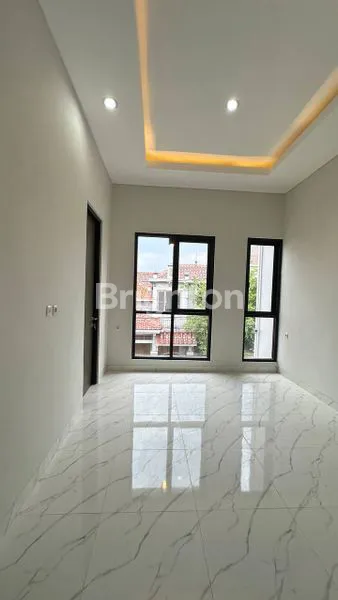 image RUMAH BARU AREA MERR MEDOKAN ASRI LUAS 70 CUMA 1.5M ROW 2.5 MOBIL DALAM KOMPLEK ONE GATE, HADAP SELATAN DEKAT UPN, RUNGKUT, GUNUNG ANYAR, PANDUGO (6)