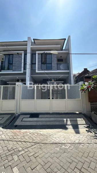 image RUMAH BARU AREA MERR MEDOKAN ASRI LUAS 70 CUMA 1.5M ROW 2.5 MOBIL DALAM KOMPLEK ONE GATE, HADAP SELATAN DEKAT UPN, RUNGKUT, GUNUNG ANYAR, PANDUGO (1)