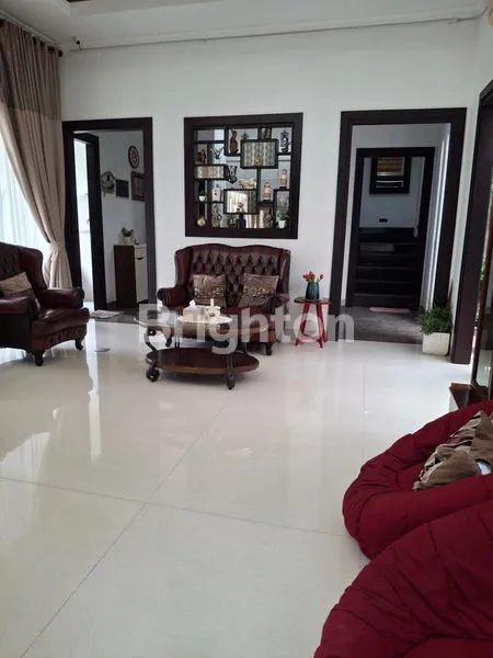 image RUMAH MEWAH 2 LANTAI ADA KOLAM RENANG  DI CLUSTER SANTORINI SENTUL CITY (8)