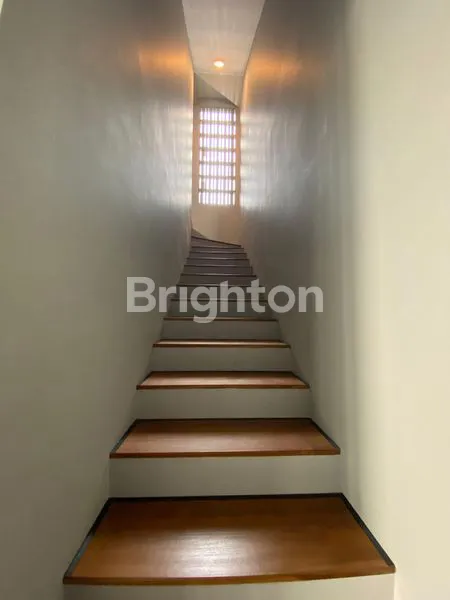 image DIJUAL RUMAH MEWAH 100 % BARU 3 LANTAI (7)