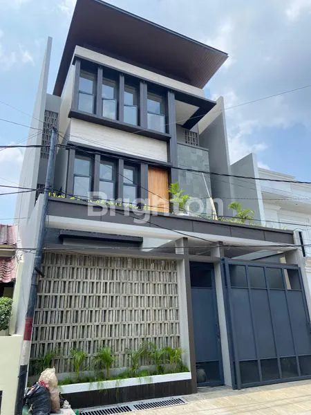 DIJUAL RUMAH MEWAH 100 % BARU 3 LANTAI