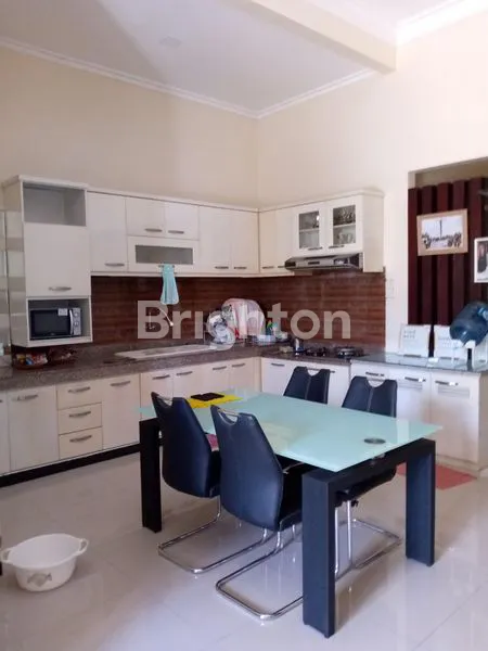 image RUMAH HOOK 1.5 LT EXCLUSIVE INTERIOR DAN ELEGAN DI CENTRAL PARK GUNUNG ANYAR REGENCY SURABAYA (2)