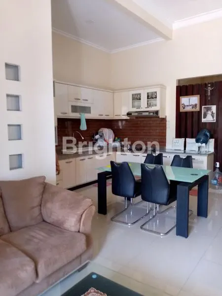 image RUMAH HOOK 1.5 LT EXCLUSIVE INTERIOR DAN ELEGAN DI CENTRAL PARK GUNUNG ANYAR REGENCY SURABAYA (3)