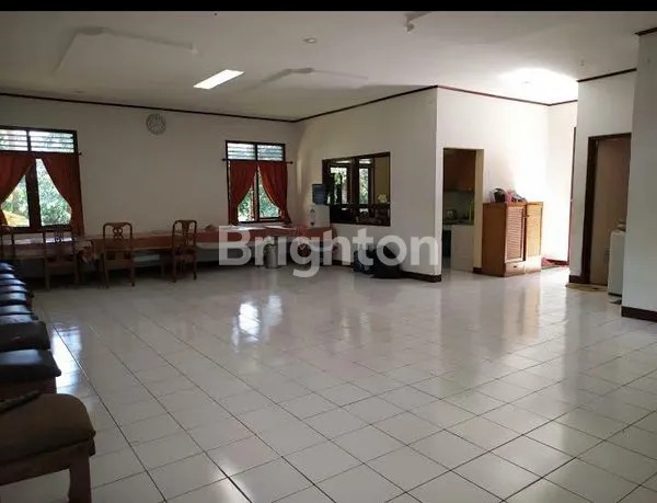 image SEJUK DAN NYAMAN. VILLA DEKAT LOKASI WISATA THE LODGE LEMBANG FULL FURNISHED (2)