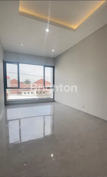 image RUMAH NIRWANA DEPAN TAMAN DEKAT MERR SURABAYA ROW JALAN 3 MOBIL (3)