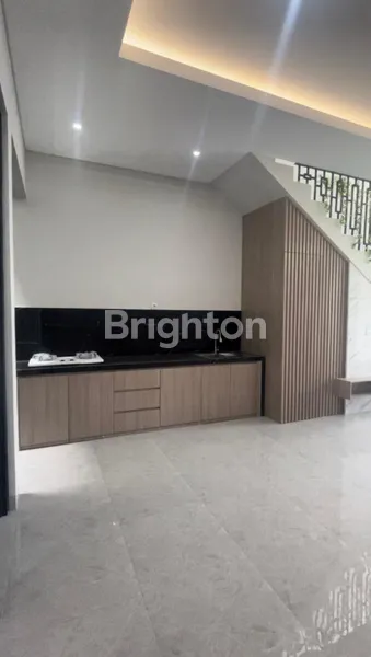 image RUMAH NIRWANA DEPAN TAMAN DEKAT MERR SURABAYA ROW JALAN 3 MOBIL (4)