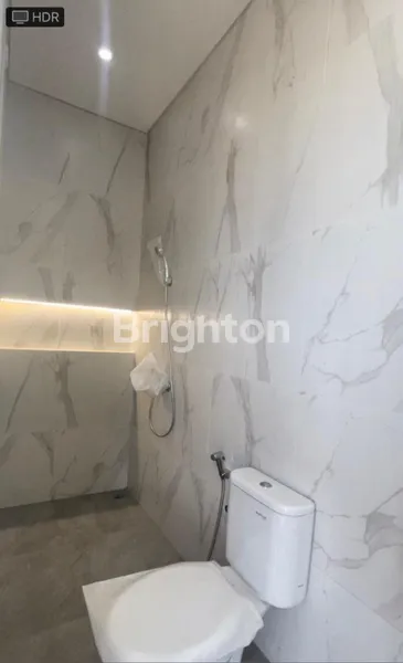 image RUMAH NIRWANA DEPAN TAMAN DEKAT MERR SURABAYA ROW JALAN 3 MOBIL (5)