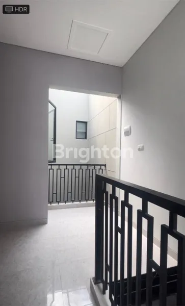 image RUMAH NIRWANA DEPAN TAMAN DEKAT MERR SURABAYA ROW JALAN 3 MOBIL (6)