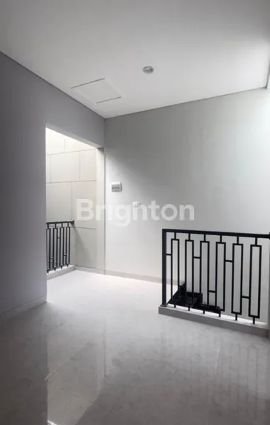 image RUMAH NIRWANA DEPAN TAMAN DEKAT MERR SURABAYA ROW JALAN 3 MOBIL (7)