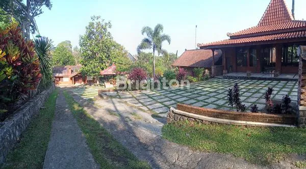 image VILLA AKTIF 7 KAMAR TIDUR DENGAN FASILITAS KOLAM RENANG, SHM  DI TRAWAS MOJOKERTO JAWA TIMUR (2)