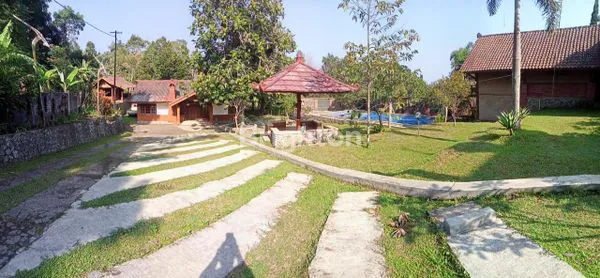 image VILLA AKTIF 7 KAMAR TIDUR DENGAN FASILITAS KOLAM RENANG, SHM  DI TRAWAS MOJOKERTO JAWA TIMUR (3)