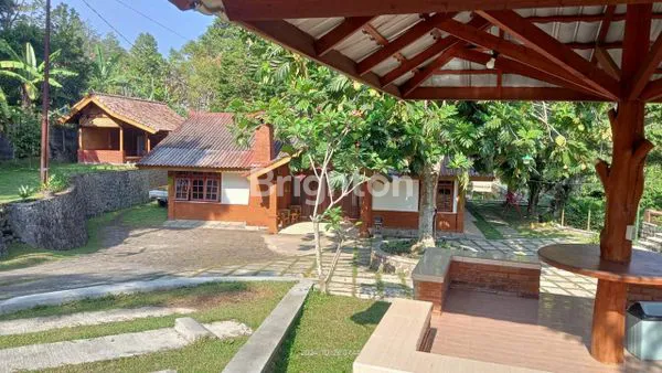 image VILLA AKTIF 7 KAMAR TIDUR DENGAN FASILITAS KOLAM RENANG, SHM  DI TRAWAS MOJOKERTO JAWA TIMUR (5)