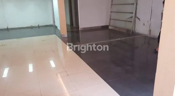 image KOMERSIAL AREA RUKO 2,5 LANTAI NOL JALAN RAYA, PADAT PENDUDUK, COCOK UNTUK TOKO KOSMETIK, BANK, KANTOR DAN USAHA LAINNYA, STRATEGIS  DEKAT JAGALAN PASAR ATOM ITC MEGA GROSIR (4)