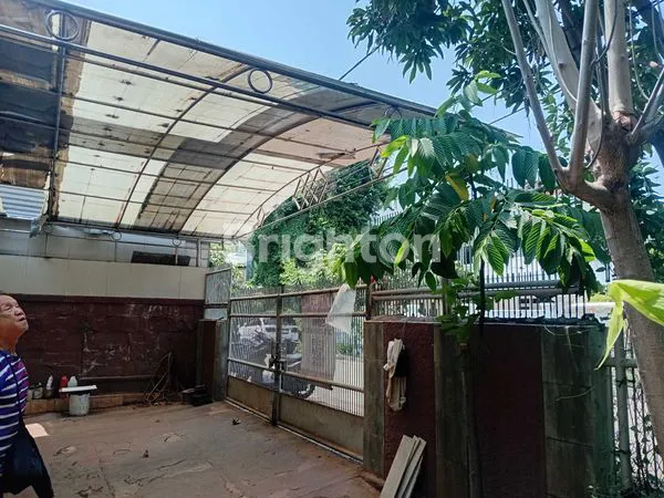 image RUMAH TUA HITUNG TANAH AJA KARANG BOLONG (2)