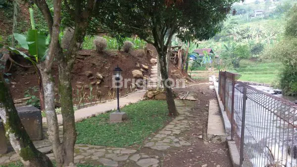image VILLA GAMBUNG CIWIDEY AREA WISATA DIMANJAKAN DENGAN PEMANDANGAN DAN ALIRAN AIR SUNGAI (3)