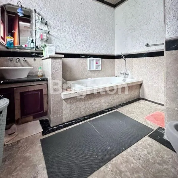 image RUMAH MEWAH NYAMAN LOKASI ELIT DI CEMPAKA PUTIH (8)