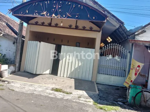 image RUMAH DENGAN KOLAM RENANG (1)