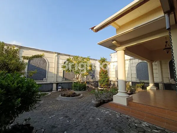 image RUMAH HOOK2 LANTAI FULL FURNISH DI JEMBER (6)