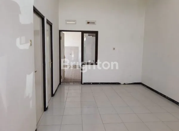 image RUMAH DENGAN ROW JALAN UTAMA 15M,RUMAH GRESS PERUMAHAN PERMATA SUKODONO RAYA FULL RENOVASI,RUMAH BARU GRES (2)
