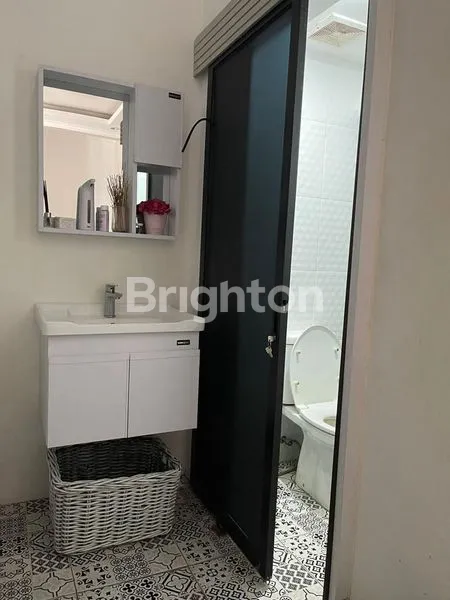 image RUMAH CANTIK MINIMALIS 2 ,5 LANTAI METLAND TRANSYOGI (8)