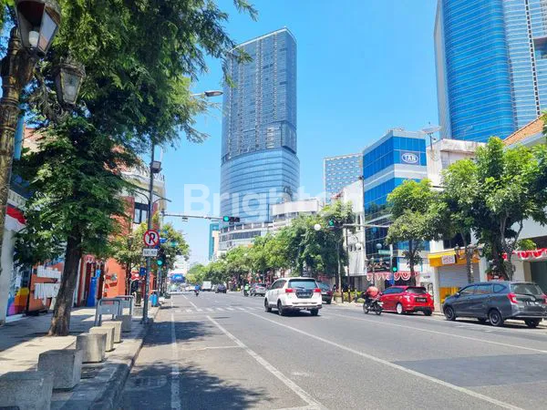 image GEDUNG JL. TUNJUNGAN PUSAT KOTA LOKASI SANGAT STRATEGIS DEKAT BASUKI RAHMAT, EMBONG MALANG, PANGLIMA SUDIRMAN PUSAT BISNIS DAN KOMERSIAL. (3)