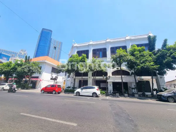 TANAH DAN GEDUNG JL. TUNJUNGAN PUSAT KOTA LOKASI SANGAT STRATEGIS DEKAT BASUKI RAHMAT, EMBONG MALANG, PANGLIMA SUDIRMAN PUSAT BISNIS DAN KOMERSIAL.