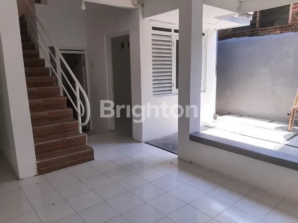 image RUMAH STRATEGIS DEKAT KAMPUS UGM DI SEWAKAN COCOK UNTUK TEMPAT TINGGAL DAN UNTUK KANTOR DI JALAN KALIURANG KM 5, YOGYAKARTA (4)