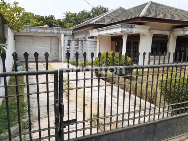 image RUMAH LOKASI STRATEGIS DENGAN HALAMAN LUAS DAN BEBAS BANJIR DI ULUJAMI PESANGGRAHAN (2)