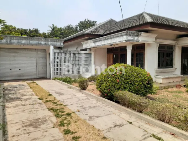 image RUMAH LOKASI STRATEGIS DENGAN HALAMAN LUAS DAN BEBAS BANJIR DI ULUJAMI PESANGGRAHAN (3)