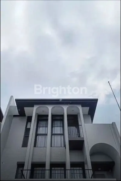 image RUMAH EKSKLUSIF DI GREENWICH BSD TANGERANG (1)