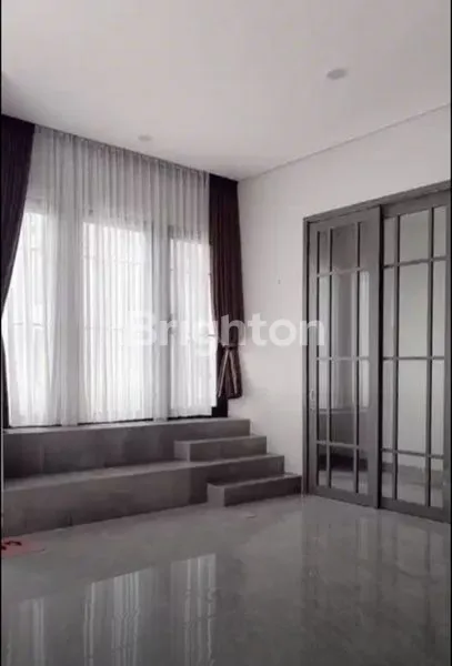 image RUMAH EKSKLUSIF DI GREENWICH BSD TANGERANG (2)