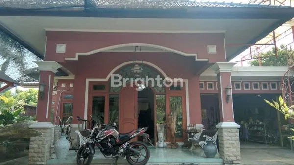 RUMAH MEWAH DI PINGGIR JALAN UTAMA