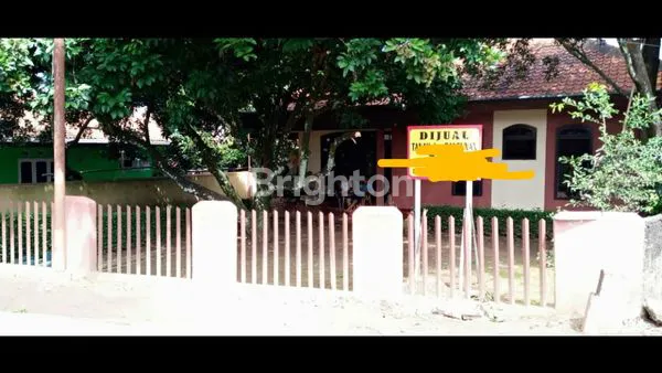 SEBIDANG TANAH DENGAN 5 BANGUNAN RUMAH