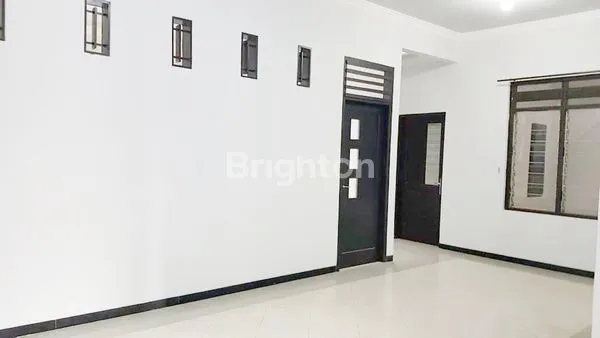 image RUMAH MEWAH 168M² SIAP HUNI DI PUSAT KOTA KEDIRI, 2KT 2KM (8)